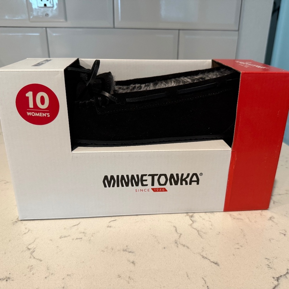NIB Minnetonka Plush Slippers, size 10